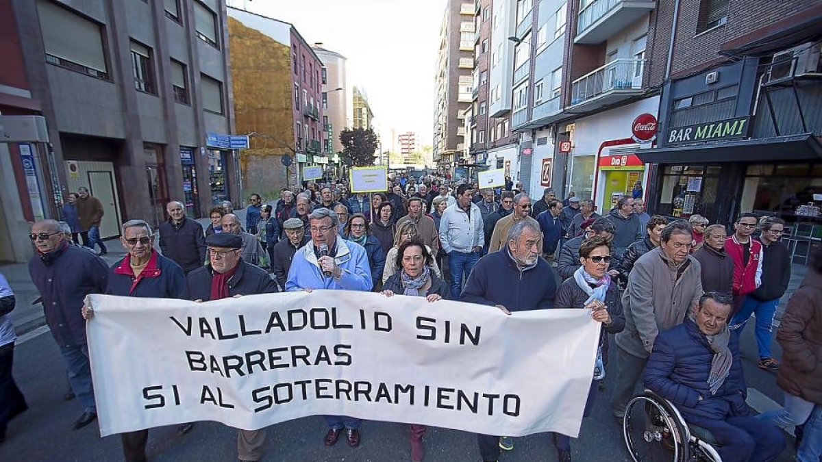 Manifestación el pasado mes de abril para reclamar el soterramiento.-PHOTOGENIC