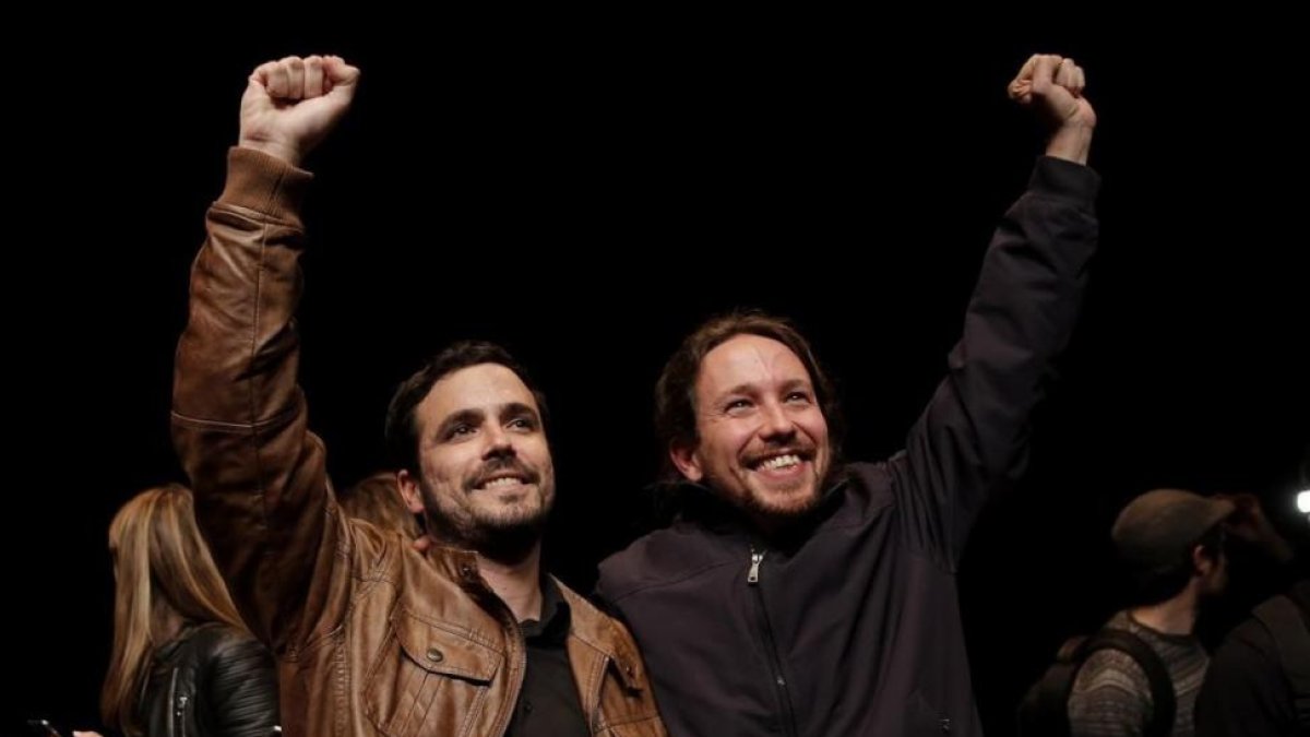 Iglesias y Garzón presentan el acuerdo en la Sala Mirador, en el barrio de Lavapiés (Madrid).-JOSÉ LUIS ROCA