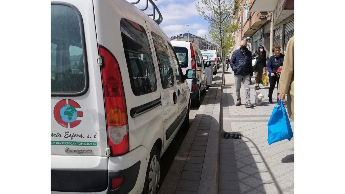 Bordillo elevado en la calle Estación por el que fue condenado el Ayuntamiento. E. M.