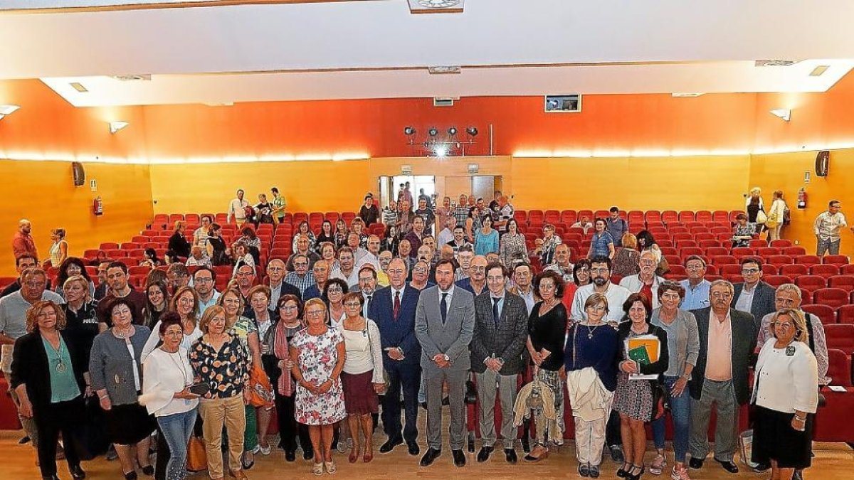 Foto de familia de miembros de la Corporación con los jubilados.-E. M.