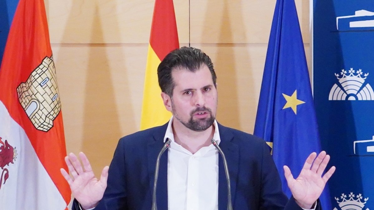 El secretario regional del PSOE y portavoz parlamentario Luis Tudanca comparece ante los medios tras la presentación de la moción de censura. - ICAL
