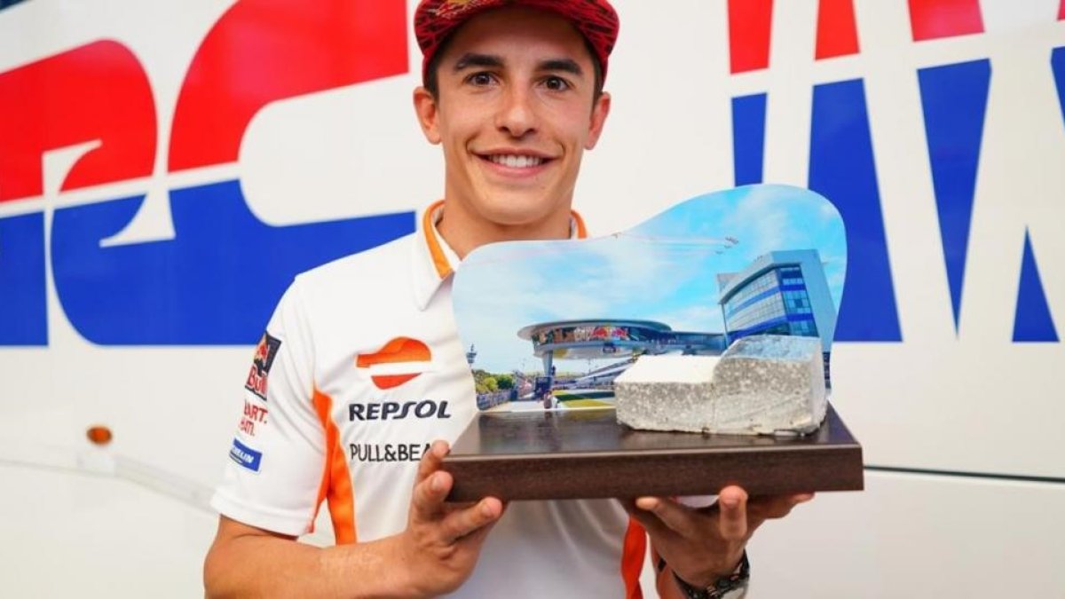 Jerez le ha regalado hoy a Marc Márquez un trozo de los antiguos pianos del remozado circuito.-/ ALEJANDRO CERESUELA