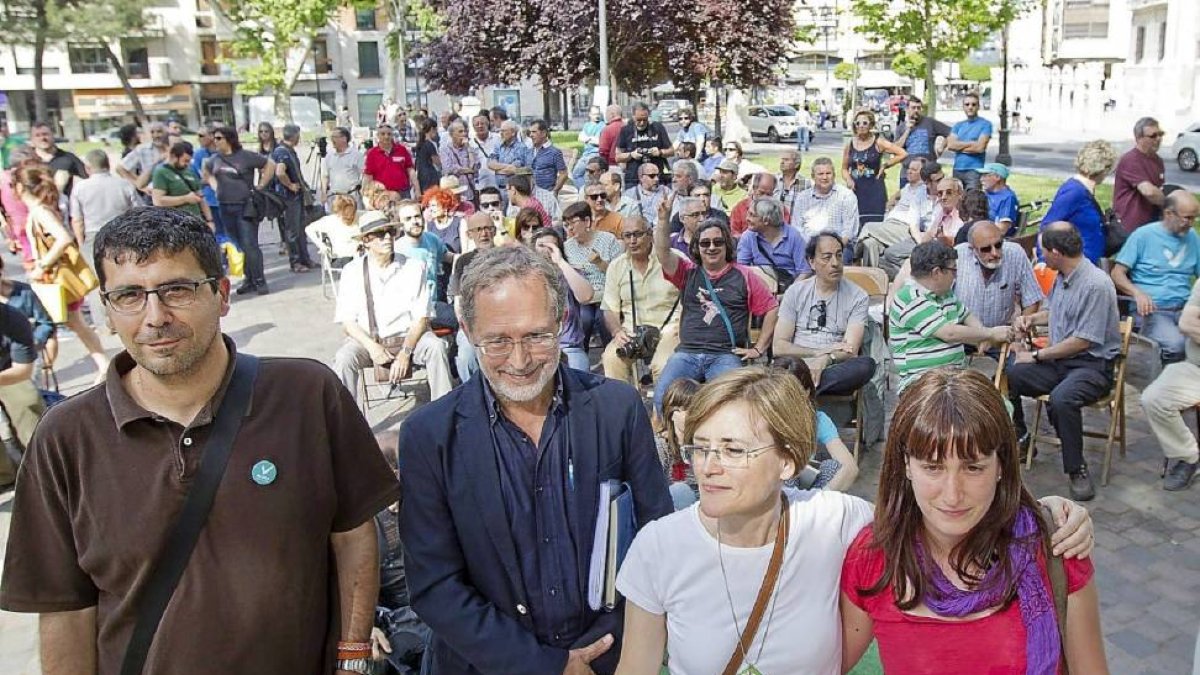 Bustos, Saravia, Fonteriz y Sánchez antes del inicio de la asamblea celebrada este lunes por Valladolid Toma La Palabra en la plaza de la Universidad.-J. M. Lostau