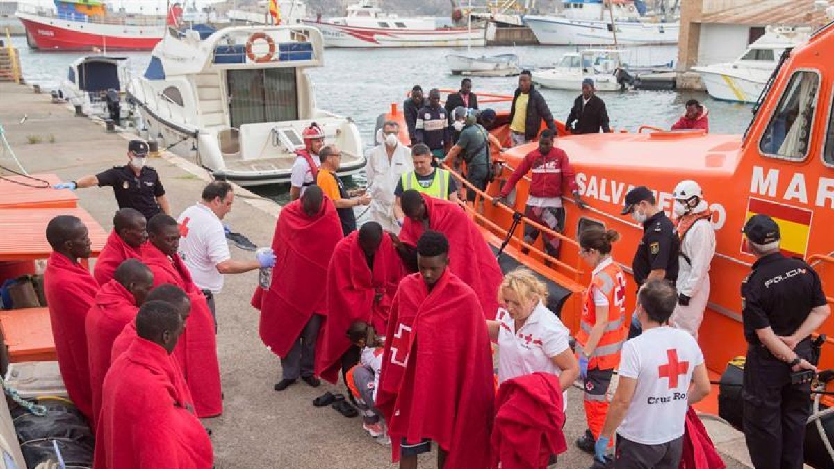 Rescatadas 53 personas llegadas en 5 pateras a la costa murciana-EFE