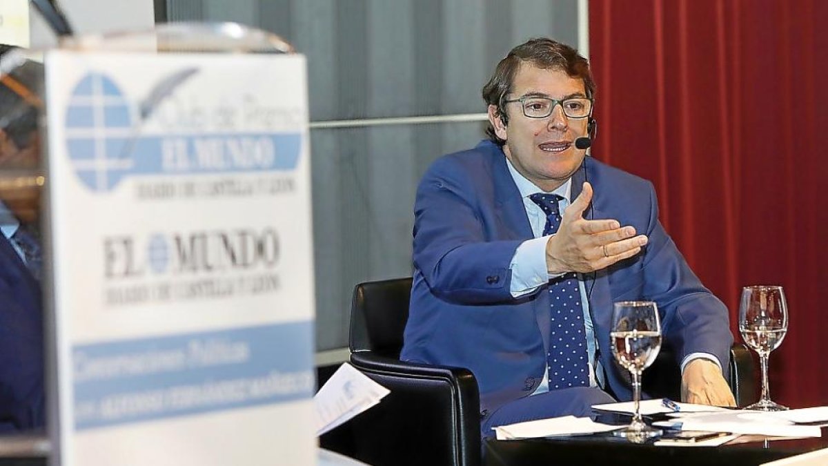 El presidente del PP de Castilla y León, Alfonso Fernández Mañueco, durnate la entrevista.-J.M. LOSTAU