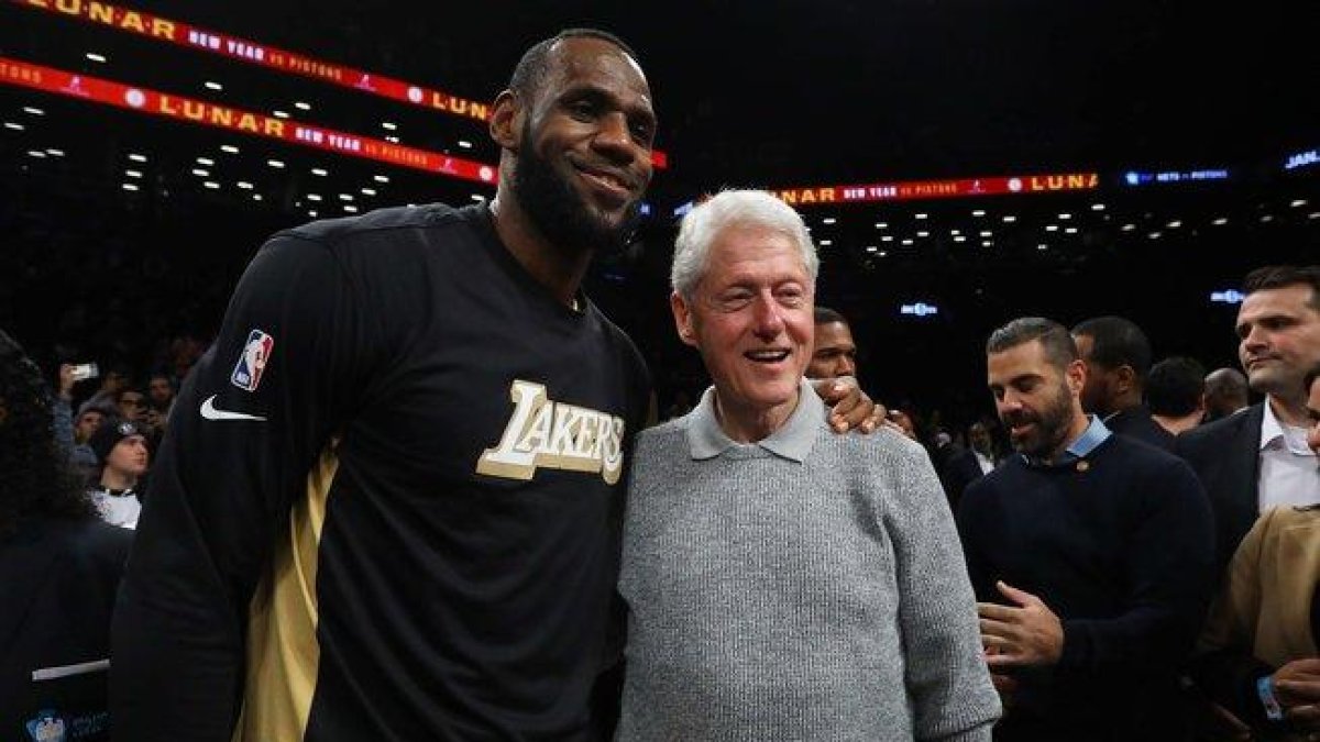 Lebron James, junto al expresidente estadounidense Bill Clinton, este jueves en Nueva York.-MIKE STOBE / GETTY IMAGES/ AFP