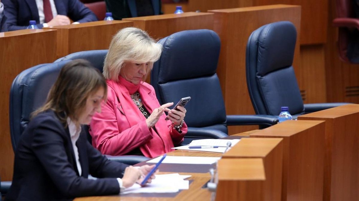 Las consejeras de Educación y Sanidad durante el pleno de ayer.-ICAL