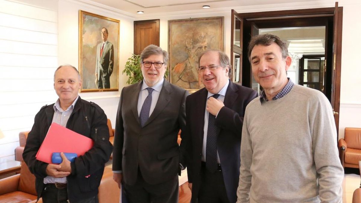 El presidente de la Junta de Castilla y León, Juan Vicente Herrera, junto al secretario regional de UGT, Faustino Temprano,  el coordinador regional de CCOO, Angel Hernández, y el presidente de Cecale, Santiago Aparicio.-ICAL