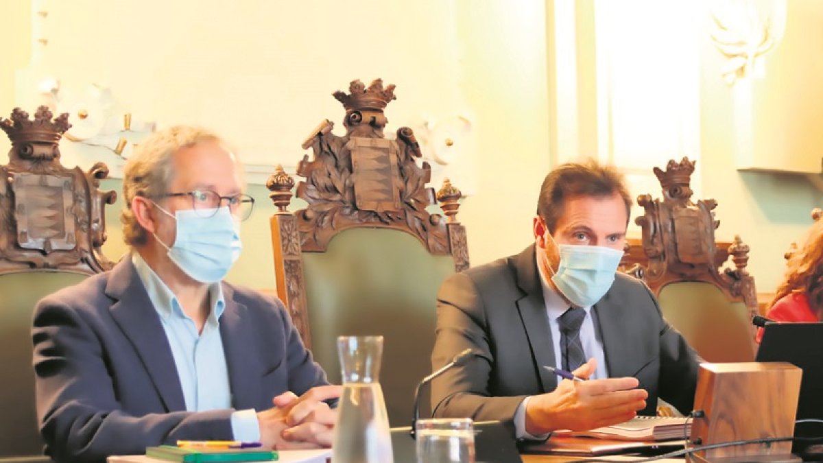 Manuel Saravia y Óscar Puente duarante el pleno del Ayuntamiento. E.M.