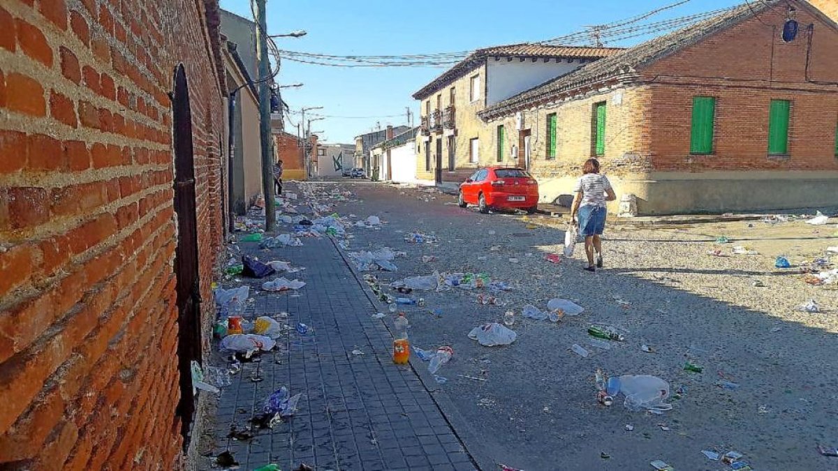 Una de las calles de la localidad con restos de basura del botellón.-EL MUNDO