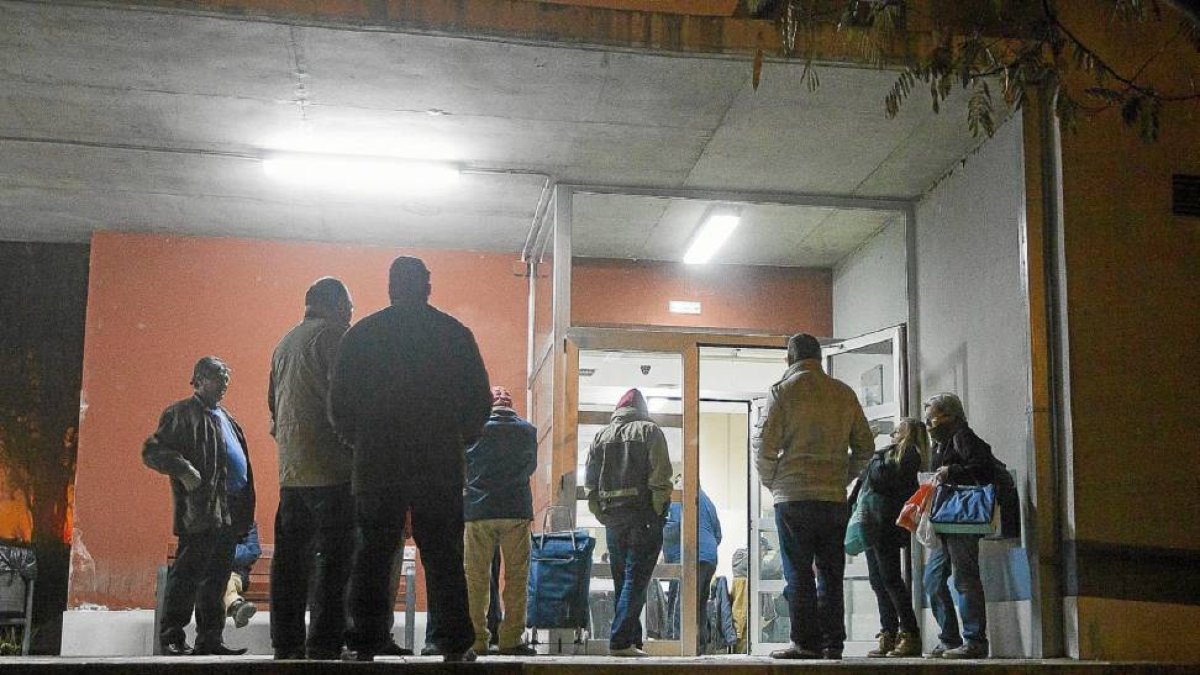 Asistentes a la cena de Nochebuena en el comedor social municipal acceden el miércoles a las instalaciones-P. REQUEJO