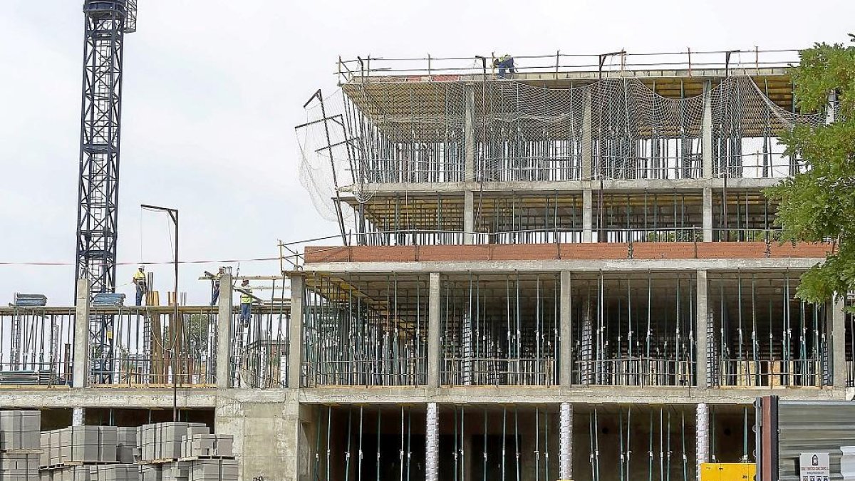 Aspecto de las obras del instituto de La Cistérniga.-PABLO REQUEJO / PHOTOGENIC
