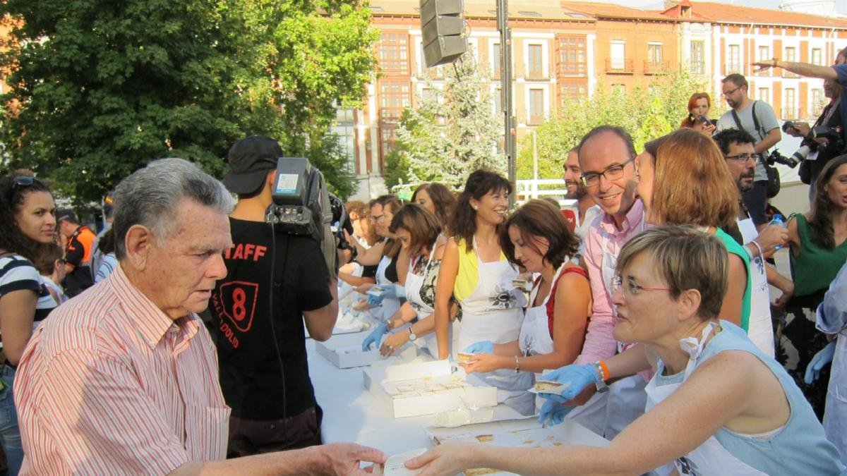 Degustación del postre Virgen de San Lorenzo.-EUROPA PRESS