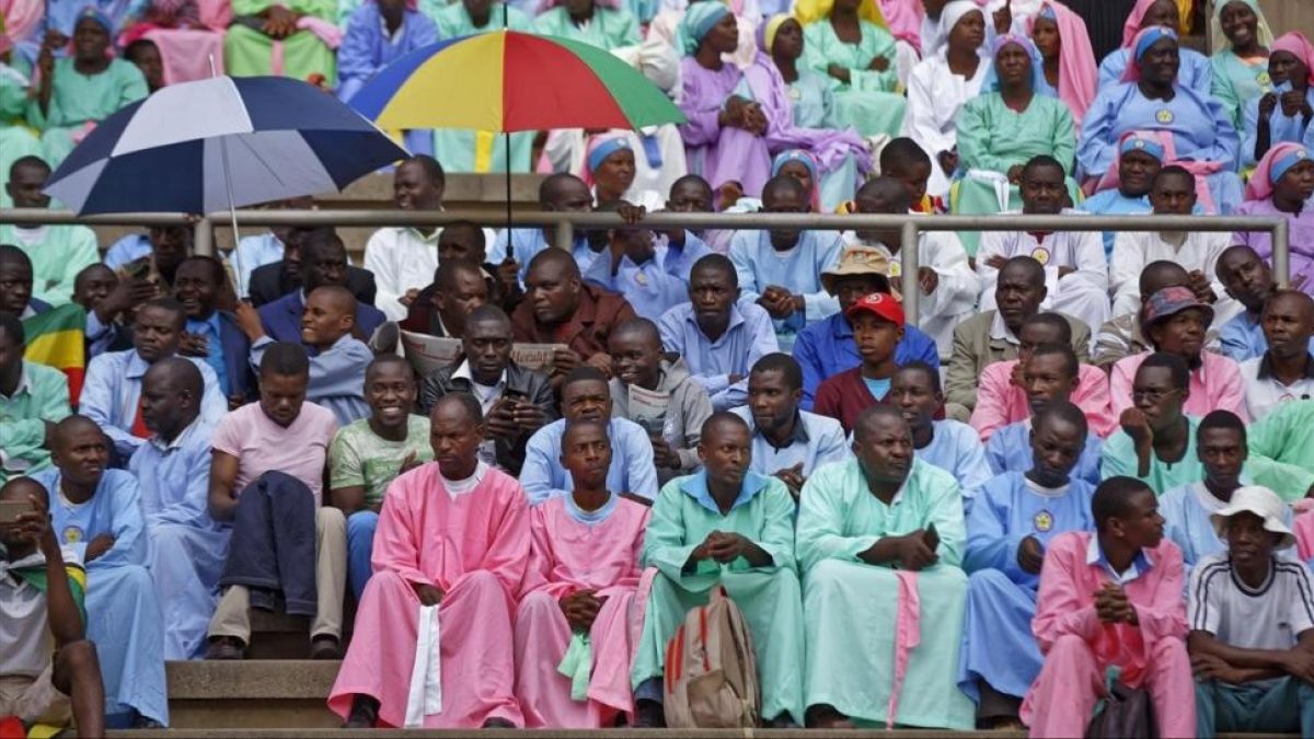 Una multitud de espectadores esperan a la ceremonia de investidura de Mnangagwa, en Harare (Zimbabue), el 24 de noviembre.-AP