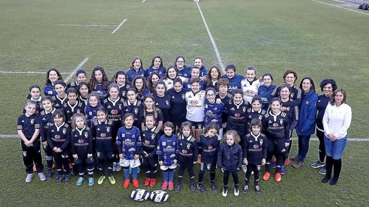 Jugadoras de diferentes categorías y equipos del VRAC y ElSalvador posan unidas sobre el césped de Pepe Rojo.-J.M. LOSTAU