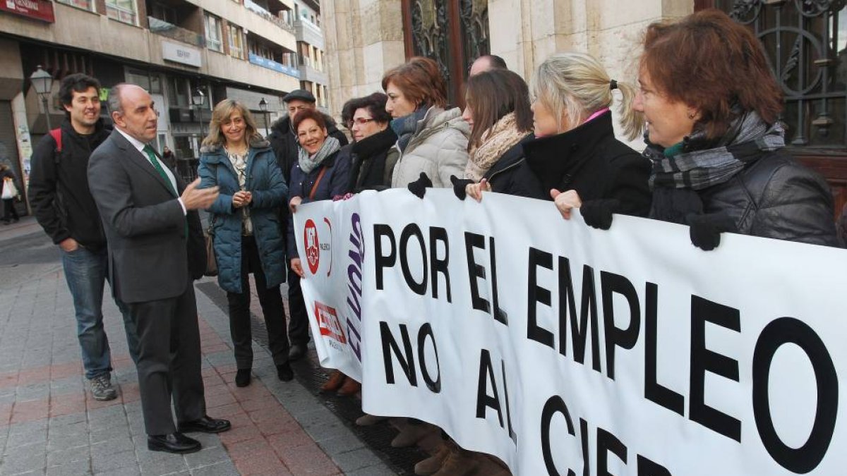 El presidente de la Diputación de Palencia, José María Hernández (2I)y los portavoces de los tres grupos políticos presentes en la institución provincial reciben a los representantes del comité de empresa de las conserveras Elkano y Orio-Ical