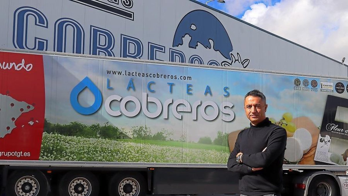 José Cobreros, responsable comercial de Lácteas Cobreros, en la fábrica y ante uno de los camiones que transportan sus productos.-J. L. C.