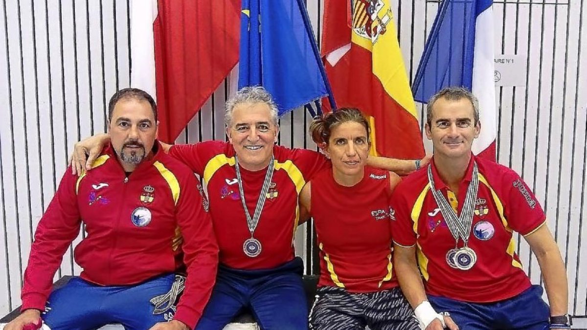 Merino (segundo por la izquierda) posa con sus compañeros.-EL MUNDO
