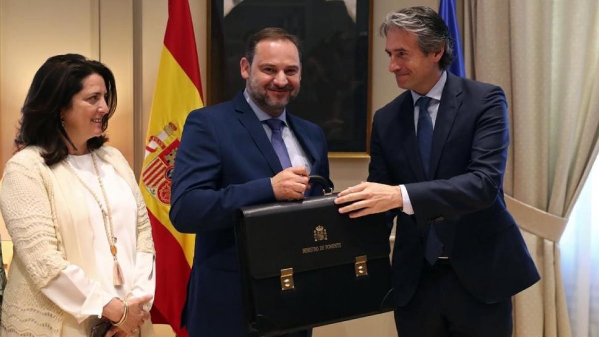 José Luis Ábalos recibe la cartera de Fomento de su antecesor, Íñigo de la Serna.-SERGIO PÉREZ