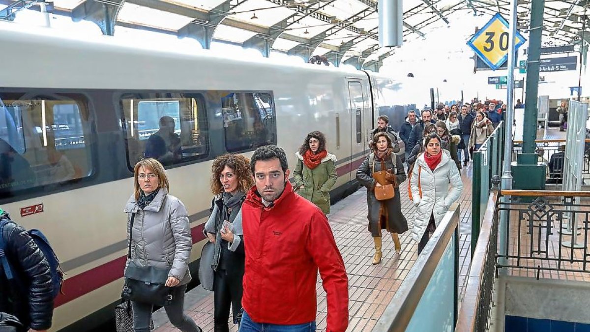 Un grupo de viajeros a su llegada a la estación del Campo Grande. en Valaldolid, procedentes de Madrid.-J.M. LOSTAU