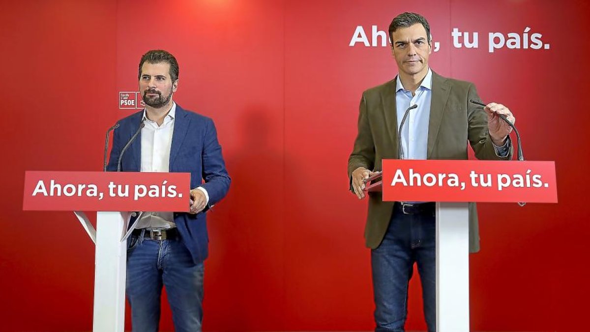 Luis Tudanca y Pedro Sánchez, durante su comparecencia ante los medios de comunicación tras la reunión de las ejecutivas federal y regional del PSOE.-ICAL