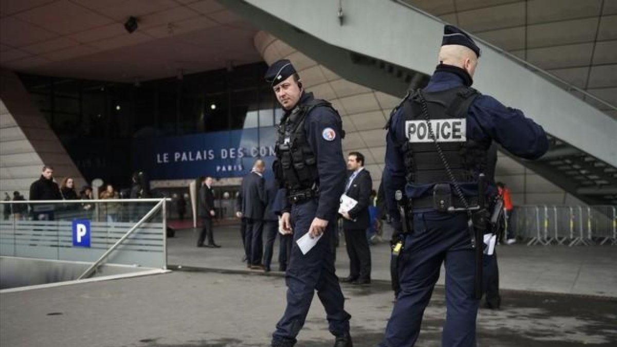 Agentes de la policía patrullan ante el Palacio de Congresos de París, donde se celebro el sorteo para la final del Campeonato de Europa de fútbol.-FRANCK FIFE / FRANCK FIFE