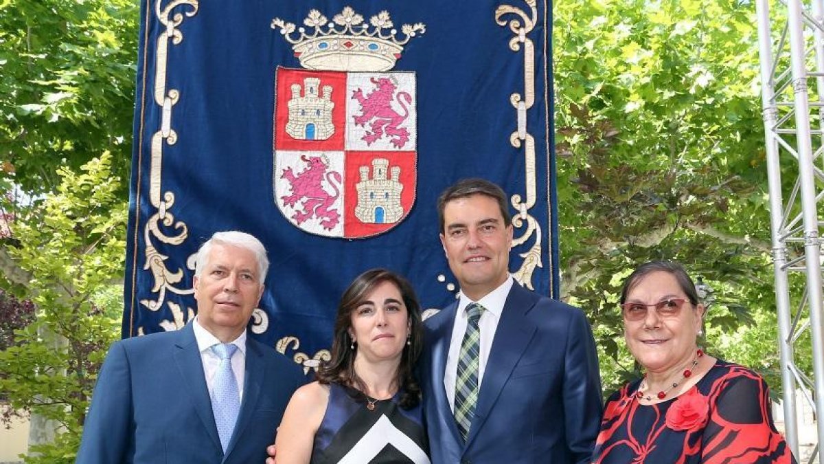 El consejero de la Presidencia, Ángel Ibáñez, posa junto a su familia tras tomar posesión de su cargo-ICAL