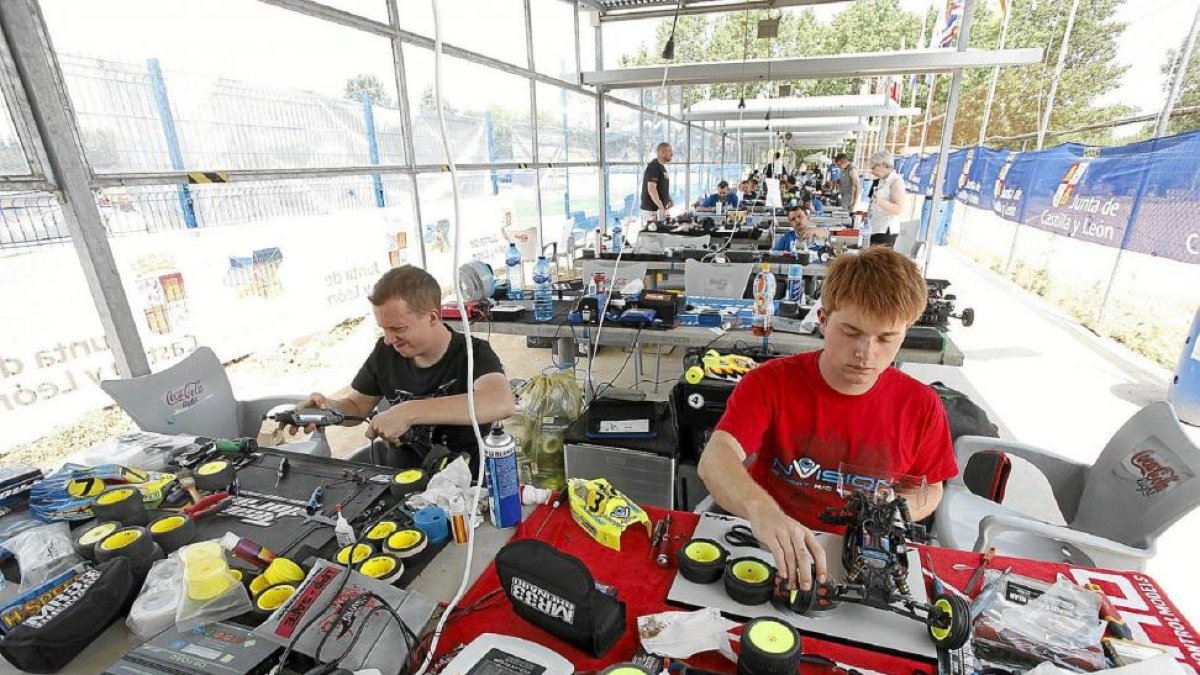Varios mecánicos ponen a punto sus coches en los paddocks de Terradillos en el Europeo de 2013.-PABLO REQUEJO