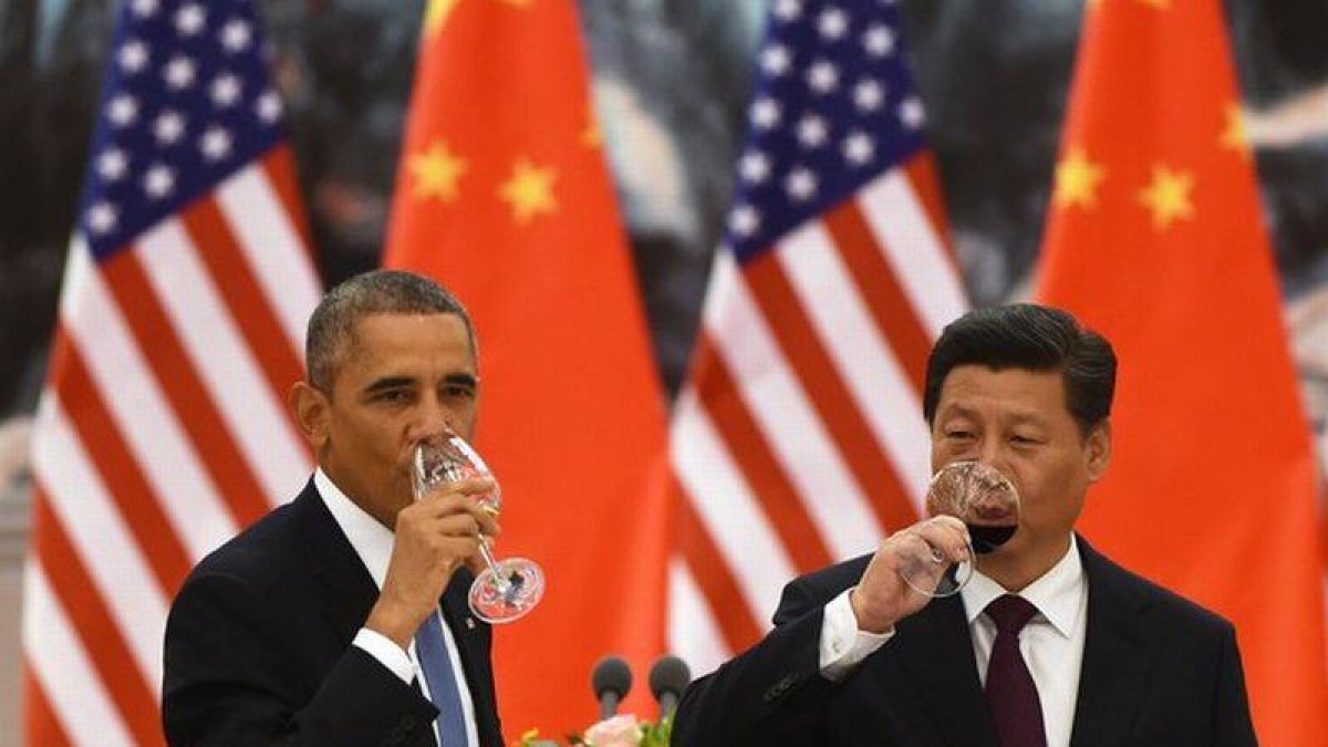 Barack Obama y Xi Jinping beben tras el brindis de la cena de gala de la APEC, este martes en Pekín.-Foto: AFP / GREG BAKER
