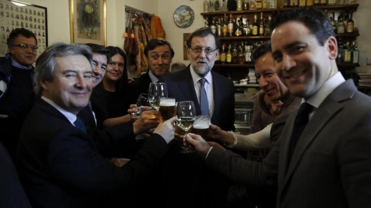 Mariano Rajoy, acompañado de varios diputados del PP, este jueves, celebrando la Navidad en un bar próximo al Congreso-PERIODICO (EFE / JUAN CARLOS HIDALGO)