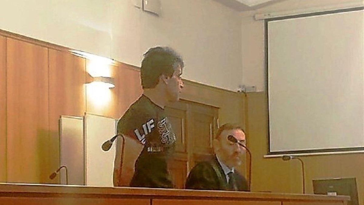 El acusado de homicidio frustrado sobre su ex mujer, ayer, en el juicio.-E. P.