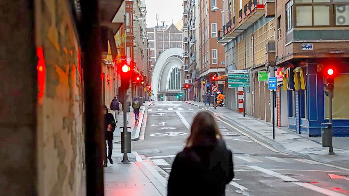 Calle López Gómez de Valladolid, que recuperará los dos carriles para los vehículos privados.- J.M. LOSTAU