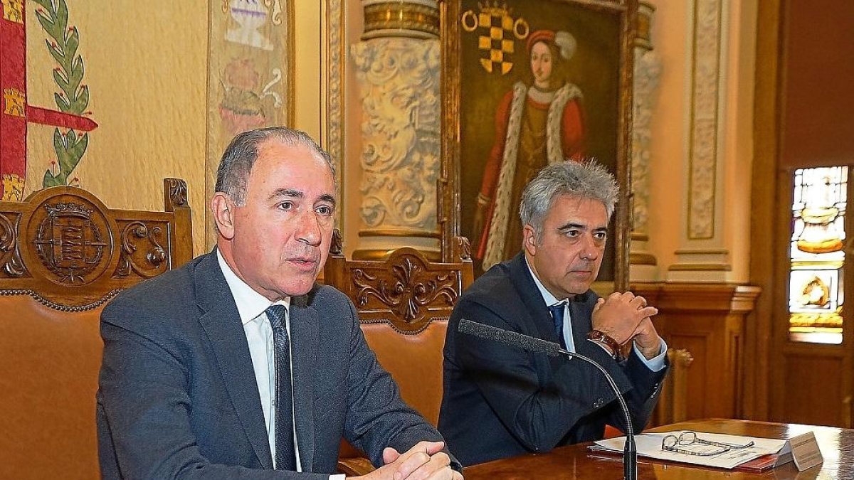 El concejal Antonio Gato y el director de la Fundación Santa María la Real, Juan Carlos Prieto.-E. M.
