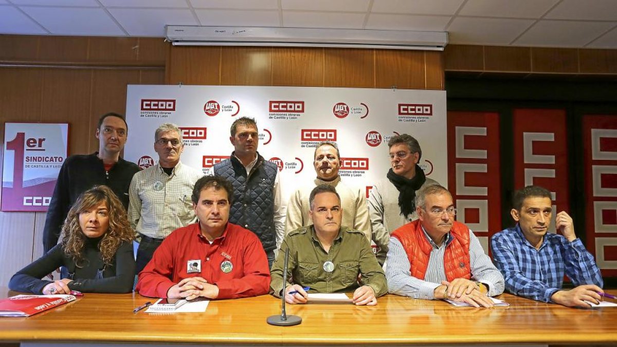 Los miembros del comité de empresa de Lauki con los dirigentes sindicales-ICAL
