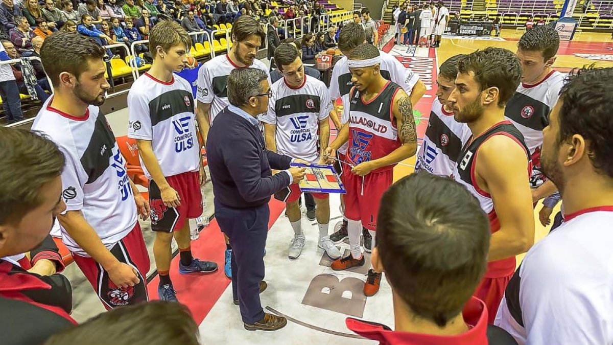 Paco García imparte instrucciones a sus jugadores durante un tiempo muerto.-M. A. SANTOS