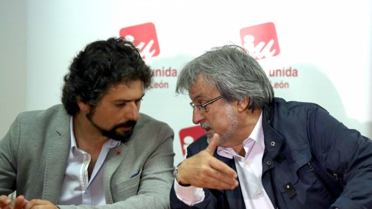 El procurador electo de IU-Equo, José Sarrión (I), y el coordinador de la organización, José María González, analizan los resultados de las elecciones municipales y autonómicas-Ical