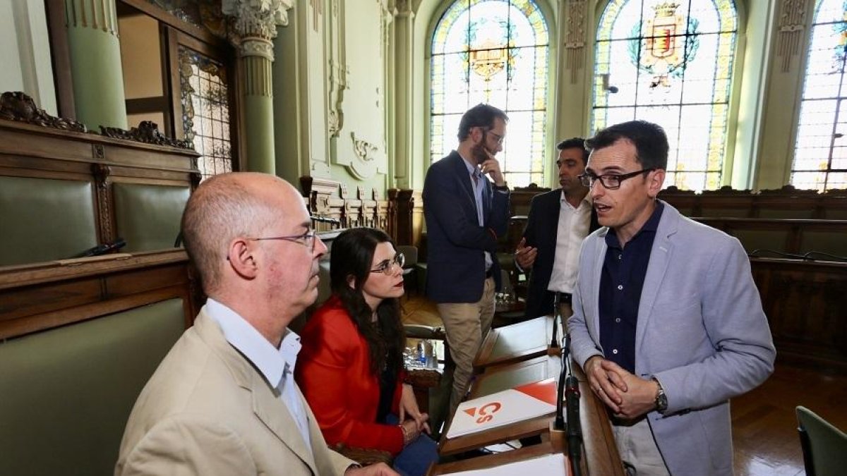 El portavoz municipal socialista Pedro Herrero conversa con Martín Antolín-ICAL