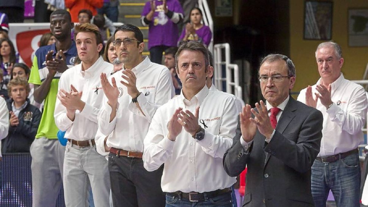 Javier Alonso (primero por la derecha) junto al cuerpo técnico del MyWigo.-P. Requejo
