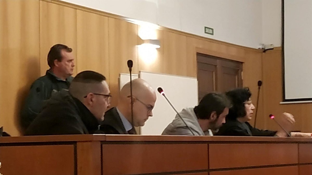 Los dos acusados, el reincidente al fondo a la derecha, en la vista de conformidad celebrada en la Audiencia de Valladolid. - EUROPA PRESS.