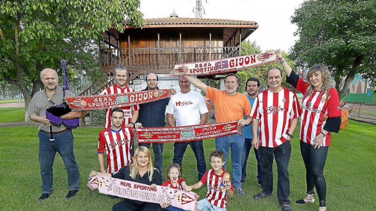 Los aficionados del Sporting posan en la sede del Centro Asturiano en Valladolid.-J.M.LOSTAU