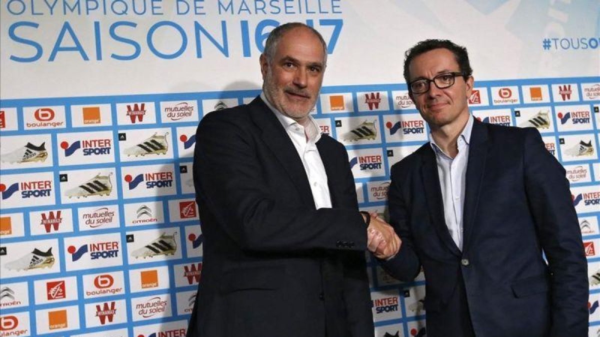 El presidente del Olympique, Jacques-Henri Eyraud posa con Andoni Zubizarreta en su presentación-GUILLAUME HORCAJUELO / EFE