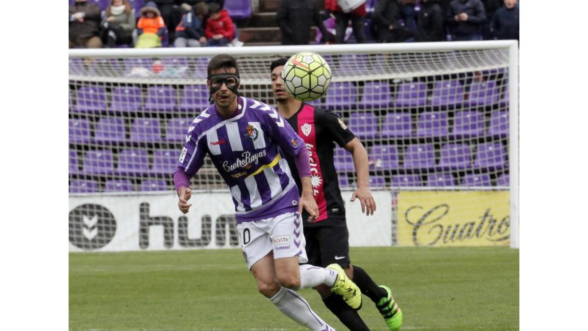 Manu del Moral, que jugó con una máscara de protección, corre tras el balón.-Pablo Requejo