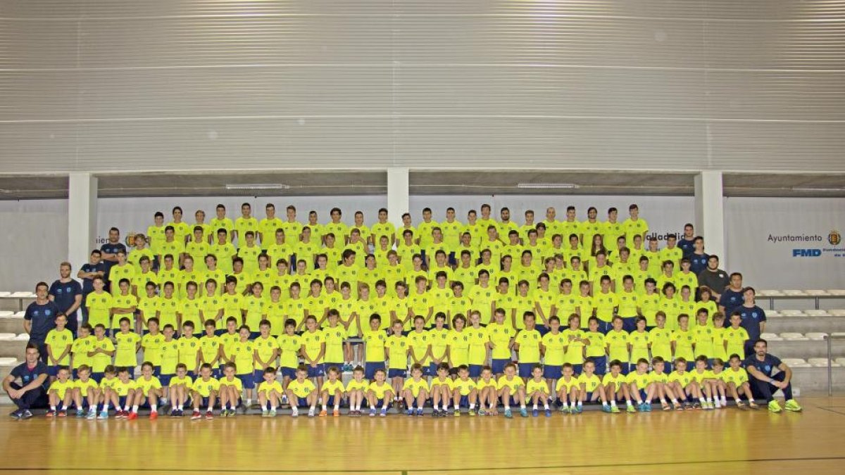 La gran familia del Valladolid Tierno Galván FS posa en las instalaciones del club.-EL MUNDO