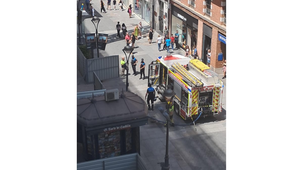 Bomberos en el centro de Valladolid.- E.M.