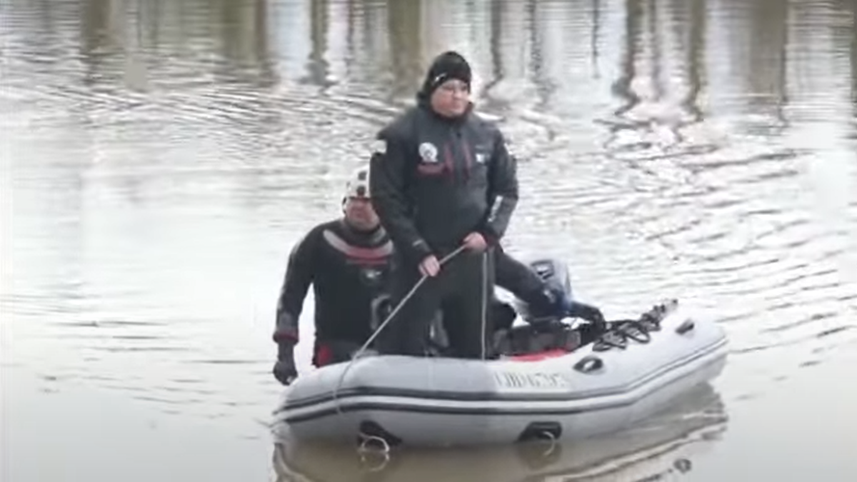 La climatología adversa impide sumergirse a los buzos en busca del piloto del ultraligero. PHOTOGENIC