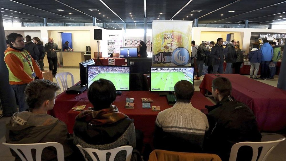 Foto de archivo de varios jóvenes jugando a videojuegos.