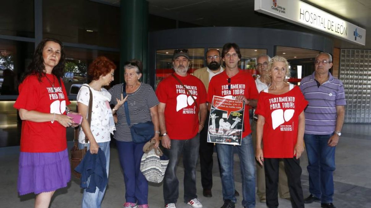 Los miembros de la plataforma de afectados por la hepatitis C inician un encierro de dos días y una noche en el Complejo Asistencial de León para reivindicar la equidad de los tratamientos entre comunidades autónomas y denunciar la falta de financiación-Ical