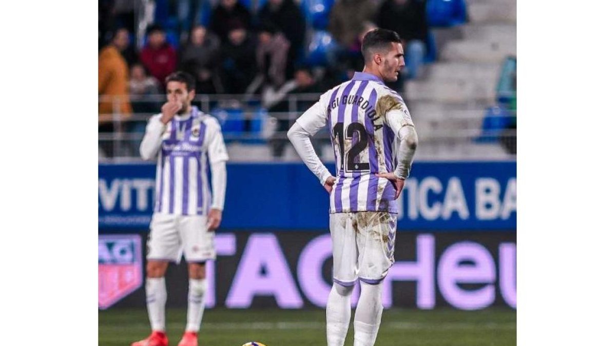 Kiko Olivas y Sergi, cabizbajos tras uno de los goles encajados en Huesca.-PHOTO DEPORTE