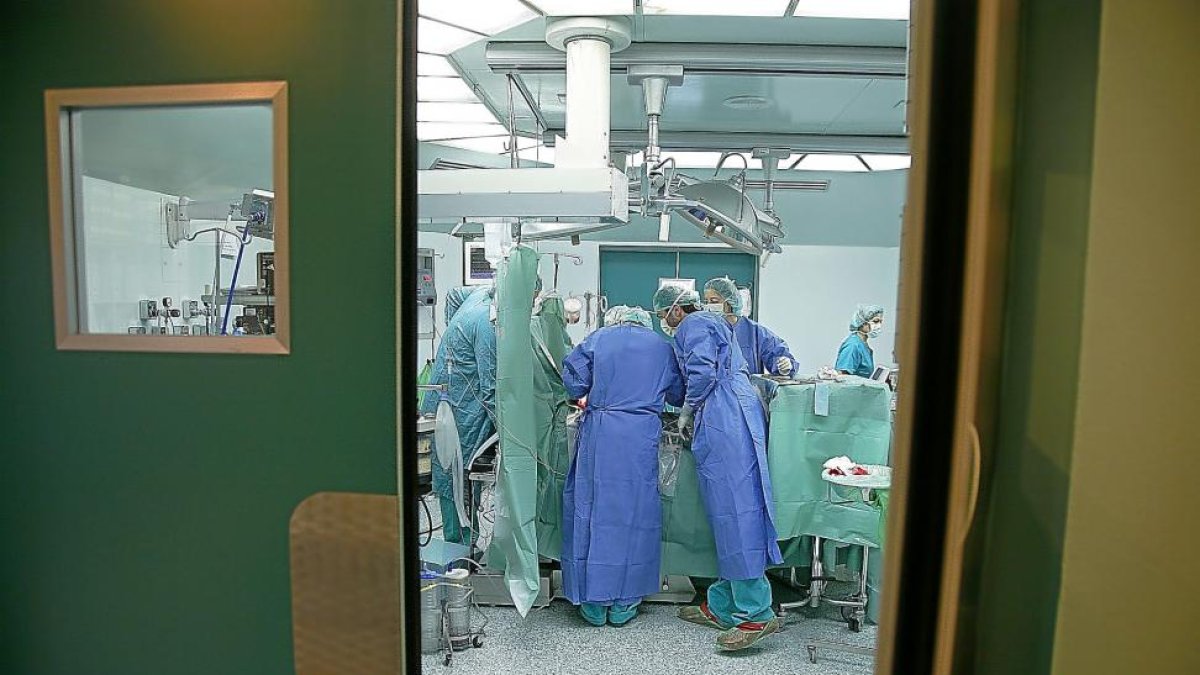 Intervención quirúrgica en el Hospital Clínico de Valladolid.-ICAL
