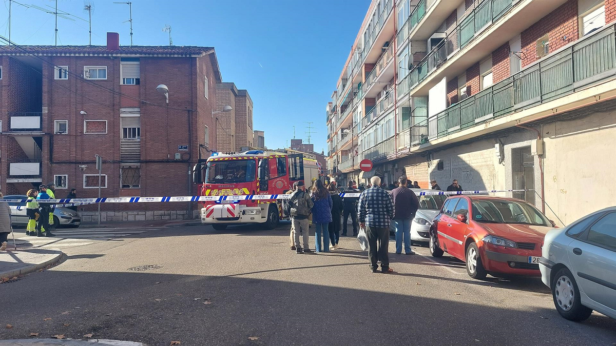 Los Bomberos de Valladolid trabajan en un incendio registrado este sábado en la calle Cisne - EUROPA PRESS